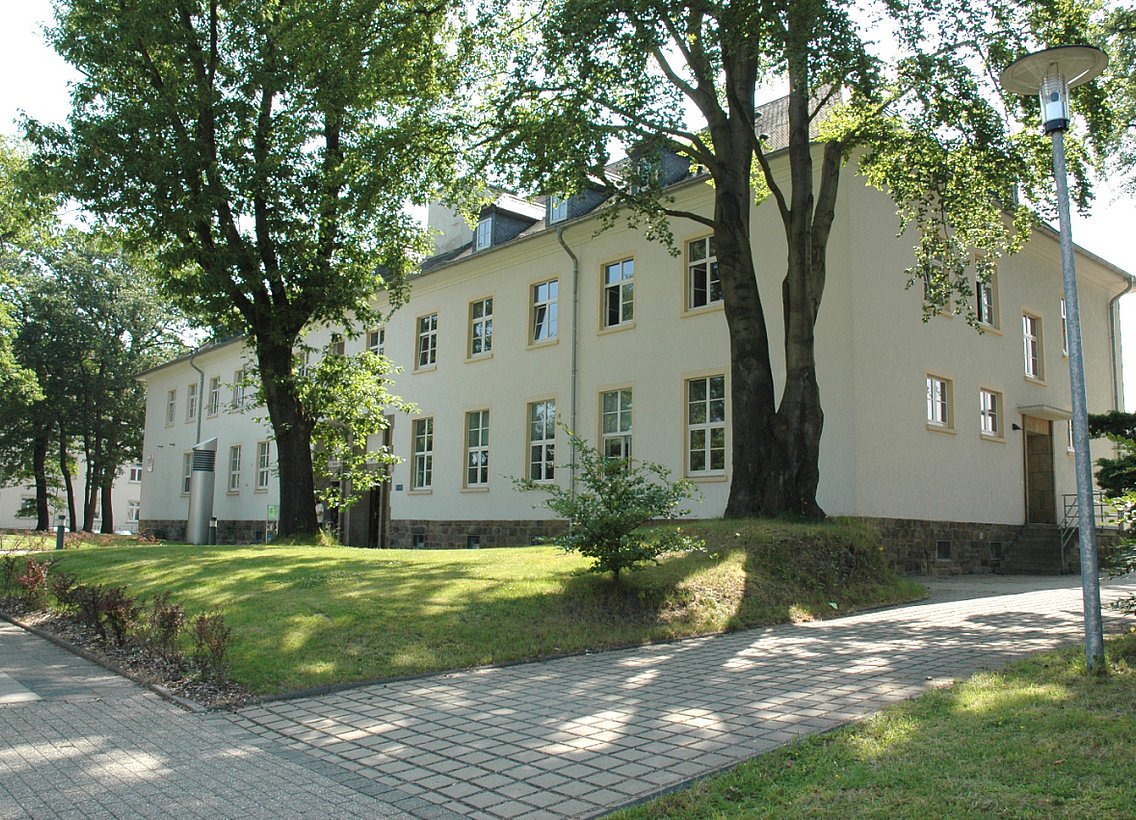 Gebäude auf dem Campus Freudenberg, Sonnenlicht und Bäume